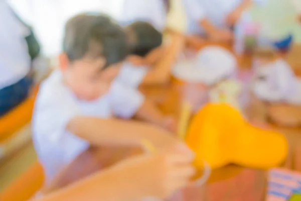 Immagine Sfocatura Bambino Disegno Pittura Sul Tavolo Luminosa Sala Giochi — Foto Stock