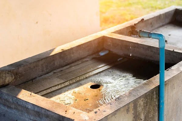 Fugas Grifos Agua Que Fluyen Cuenca Mostrando Pérdida Agua Sin — Foto de Stock