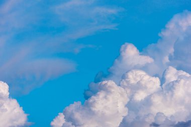 Arka plan kullanımı için mavi gökyüzü ve beyaz bulutun gündüz görüntüsü. (yatay)).