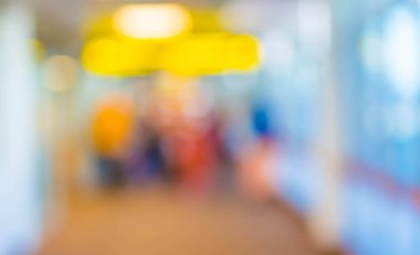 Koridorun bulanık görüntüsü ve arka plan kullanımı için havaalanındaki insanlar .