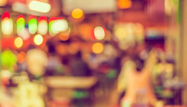 Arka plan kullanımı için gece pazarındaki gıda tezgahının soyut bulanık görüntüsü. (Klasik ton))