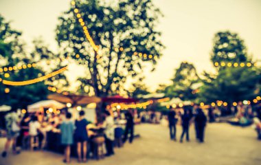 Arka plan kullanımı için Bokeh ile birlikte gündüz festivalindeki yemek tezgahının soyut bulanık görüntüsü. (Klasik ton))