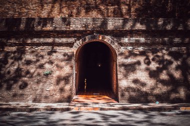 Chiang Mai, Tayland 'daki Wat Umong Suan Tapınağı' nın eski tüneli..