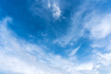 Gündüz vakti beyaz bulutlu berrak gökyüzü görüntüsü 