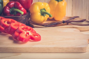 Mutfak masasında taze renkli dolma biber.