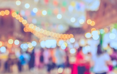 Fon kullanımı için Bokeh ile gıda festivalindeki insanların soyut bulanık görüntüsü.