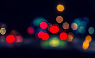 Arka plan kullanımı için gece vakti trafik sıkışıklığı olan kapalı vagonların bulanık görüntüsü. (Klasik ton))