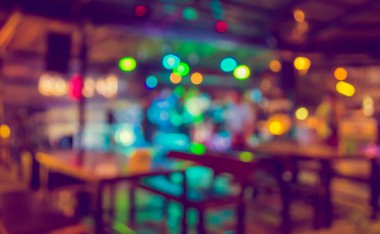 Arka plan kullanımı için gece vakti bulanık restoran görüntüsü. (Klasik ton))