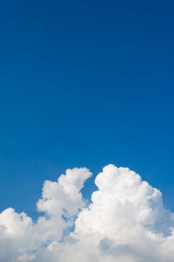 Arkaplan kullanımı için beyaz bulutlu berrak gökyüzü resmi .