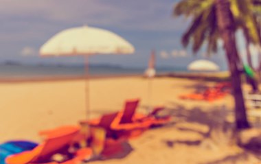 Arka plan kullanımı için Bokeh ile plajdaki bulanık güneş yatağı görüntüsü. (Klasik ton))