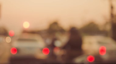 Gündoğumunda arka plan kullanımı için araba kullanan insanların klasik ton bulanıklığı görüntüsü. (içeriden fotoğraf çek)