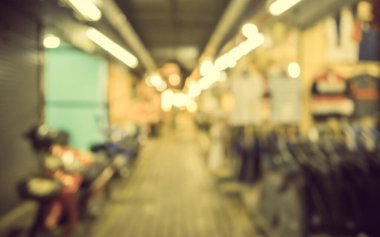 Arka plan kullanımı için Bokeh ile gece pazarının bulanık görüntüsü (eski tarz ton))