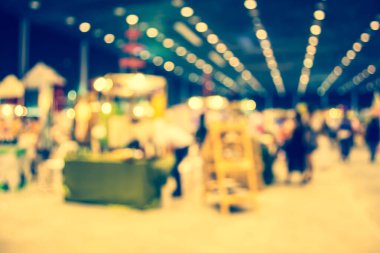 Alışveriş merkezinin ya da ana fuar salonunun bulanık görüntüsü ve arka plan kullanımı ticareti yapan insanlar .