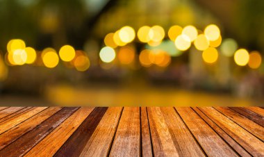 Ahşap tablo resmi ve bulanık bokeh arkaplan renkli ışıklar (bulanık)