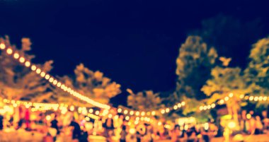 Arka plan kullanımı için Bokeh ile bahçede gece festivalinin klasik ton bulanık görüntüsü .