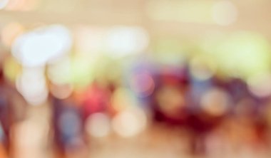 Arka plan kullanımı için Bokeh ile okul aktivitesindeki insanların soyut bulanık görüntüsü. (Klasik ton))