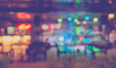 Arka plan kullanımı için gece vakti bulanık restoran görüntüsü. (Klasik ton))