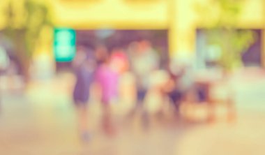 Alışverişte ve alışveriş caddesinde klasik tonda yürüyen insanların soyut arkaplan görüntüsü.