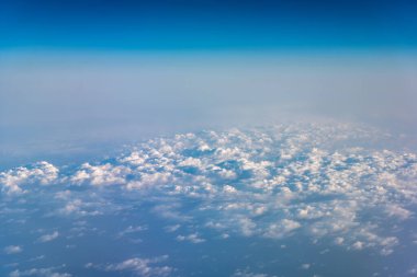 Arka plan kullanımı için mavi gökyüzü ve beyaz bulutun gündüz görüntüsü. (yatay)).