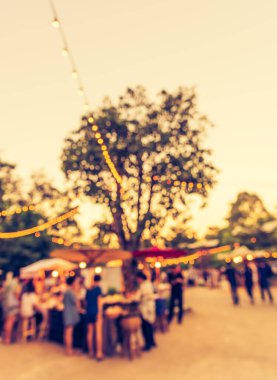 Arka plan kullanımı için Bokeh ile birlikte gündüz festivalindeki yemek tezgahının soyut bulanık görüntüsü. (Klasik ton))