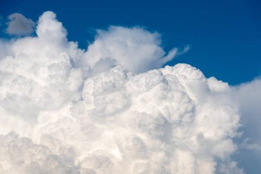 Arkaplan kullanımı için mavi gökyüzü ve beyaz bulutun gündüz görüntüsü.