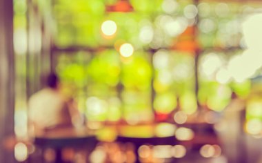 Gündüz vakti Bokeh 'in arka plan kullanımı için kullandığı kafenin ya da restoranın soyut bulanık görüntüsü. (Klasik ton))