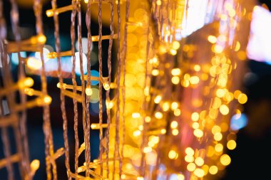 Yeni yıl boyunca ışık gösterimi festivalinde Bokeh ile arka plan kullanımı için yürüyen insanların klasik ton görüntüsü.