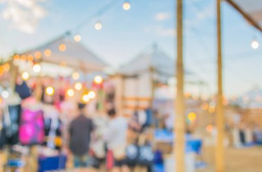 Arkaplan kullanımı için gündüz festivalinin soyut bulanık görüntüsü.