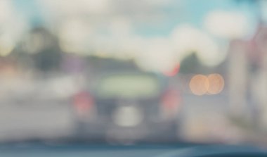 Arka plan kullanımı için gündüz vakti araba kullanan insanların soyut bulanık görüntüsü. (Klasik ton))