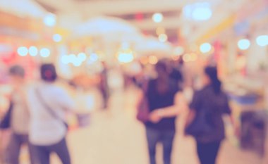 Alışveriş merkezinde yürüyen insanların soyut bulanık görüntüsü ya da arka plan kullanımı için Bokeh ile sergi salonu. (Klasik ton))