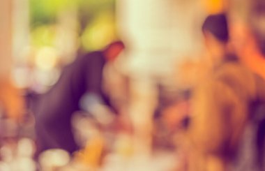 Günlük pazarda gıda tezgahında Bokeh 'in arka plan kullanımı için kullandığı insanların görüntüsü bulanık .