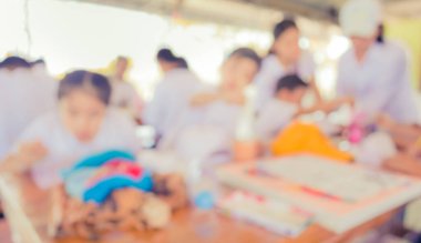 Arka plan kullanımı için parlak güneşli oyun odasında resim ve resim yapan bulanık çocukların görüntüsü .