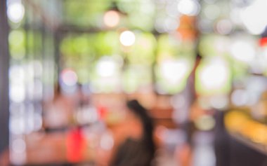 Gündüz vakti Bokeh 'in arka plan kullanımı için kullandığı kahve dükkanı veya restoranın soyut bulanık görüntüsü.