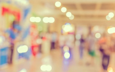 Alışveriş merkezinde yürüyen insanların soyut bulanık görüntüsü ya da arka plan kullanımı için Bokeh ile sergi salonu. (Klasik ton))