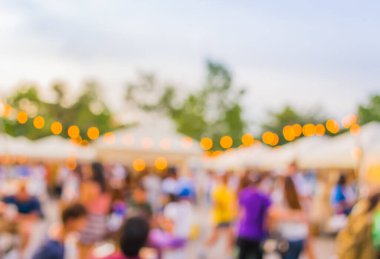 Gündüz festivalinde arka plan kullanımı için yiyecek tezgahının soyut bulanık görüntüsü .