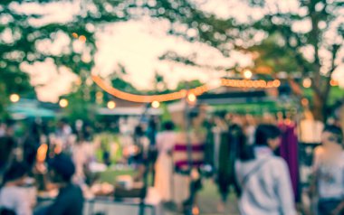 Gündüz festivalinde arka plan kullanımı için Bokeh ile insanların soyut bulanık görüntüsü. (Klasik ton))