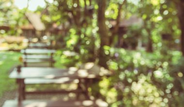 Soyut bulanık açık hava kahve kulübesinin gündüz vakti arka plan kullanımı için görüntüsü. (Klasik ton))