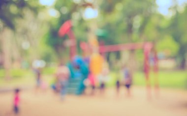 Kamu parkındaki çocuk parkının arka plan kullanımı için soyut bulanık görüntüsü. (Klasik ton))