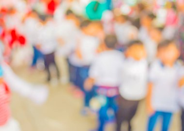 Arkaplan kullanımı için okul etkinliğindeki insanların soyut bulanık görüntüsü .