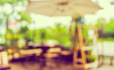 Soyut bulanık açık hava kahve kulübesinin gündüz vakti arka plan kullanımı için görüntüsü. (Klasik ton))