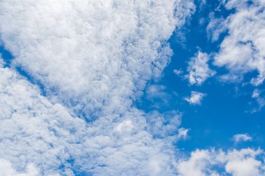 Arkaplan kullanımı için mavi gökyüzü ve beyaz bulutun gündüz görüntüsü.