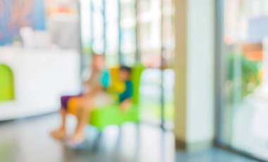 Arka plan kullanımı için oturma odasında oturan insanların bulanık görüntüsü.