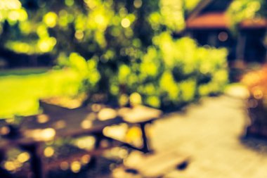 Soyut bulanık açık hava kahve kulübesinin gündüz vakti arka plan kullanımı için görüntüsü. (Klasik ton))