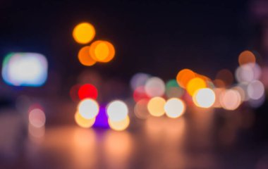 Arka plan kullanımı için gece vakti renkli ışıkları olan bulanık sokak Bokeh 'inin klasik ton görüntüsü .