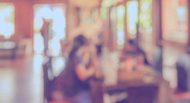Gündüz vakti Bokeh 'in arka plan kullanımı için kullandığı kafenin ya da restoranın soyut bulanık görüntüsü. (Klasik ton))