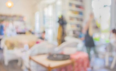 Bokeh imajı olan bir kafenin arka planı bulanık .