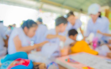 Arka plan kullanımı için parlak güneşli oyun odasında resim ve resim yapan bulanık çocukların görüntüsü .