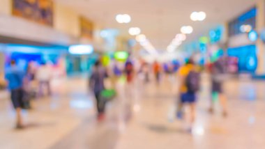 Arka plan kullanımı için havaalanındaki insanların bulanık görüntüsü .