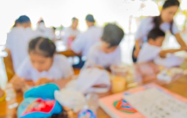 Arka plan kullanımı için parlak güneşli oyun odasında resim ve resim yapan bulanık çocukların görüntüsü .