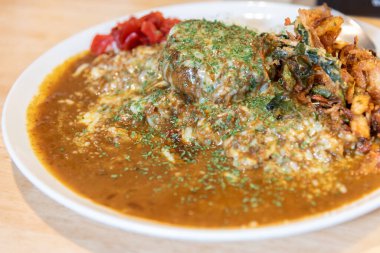 Japon usulü köri soslu hamburger etli pilav resmi. (dikey)